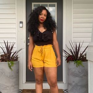 RUFFLED RIGHT SHOULDER TOP